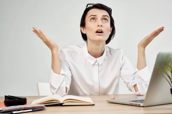 Femme gestionnaire dans les documents de bureau Professionnel Emploi isolé fond — Photo