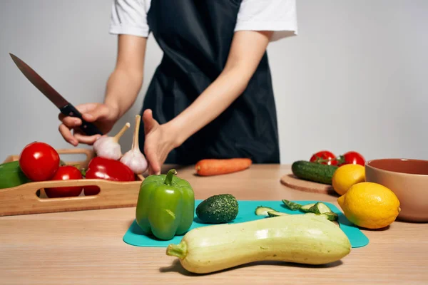 Donna in grembiule nero Cucina sana mangiare sfondo isolato — Foto Stock