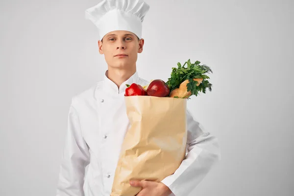 Uomo Uniforme Chef Con Pacchetto Con Generi Alimentari — Foto Stock
