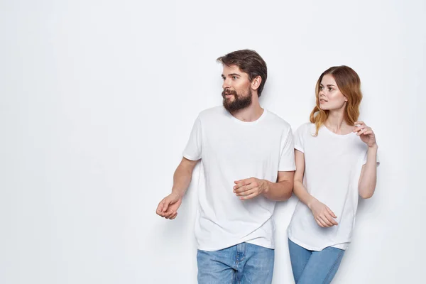 Giovane coppia bianco t-shirt divertente stile di vita posa comunicazione — Foto Stock