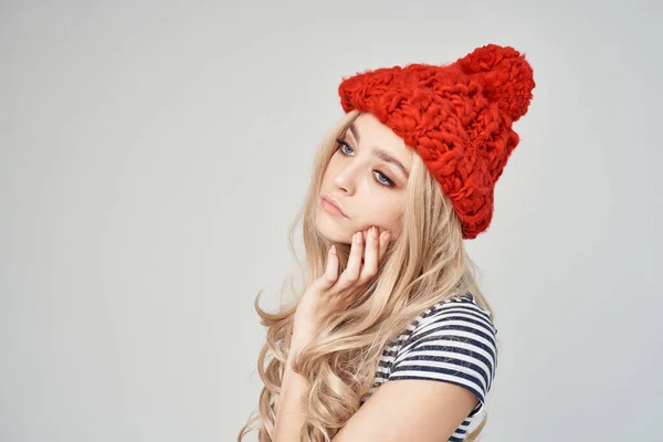 Hermosa mujer en ropa de moda Sombrero Rojo vista recortada glamour —  Fotos de Stock