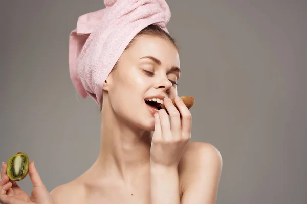 Hübsche Frau Mit Nackten Schultern Mit Fruchtkiwi — Stockfoto