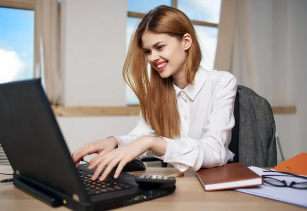 Mulher Negócios Trabalhando Laptop — Fotografia de Stock