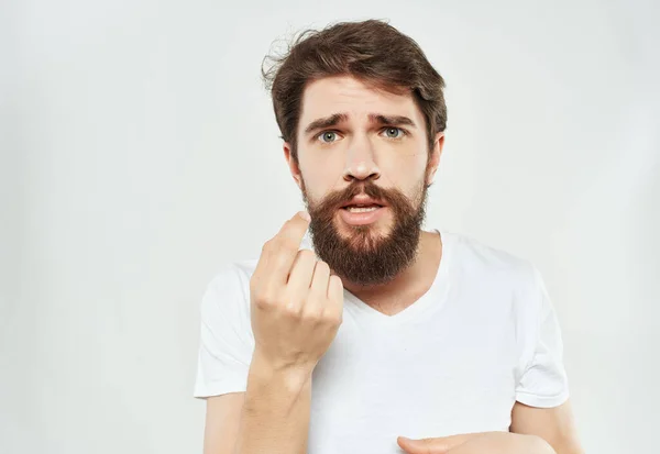 Hombre Emocional Con Una Camiseta Blanca Foto Alta Calidad — Foto de Stock