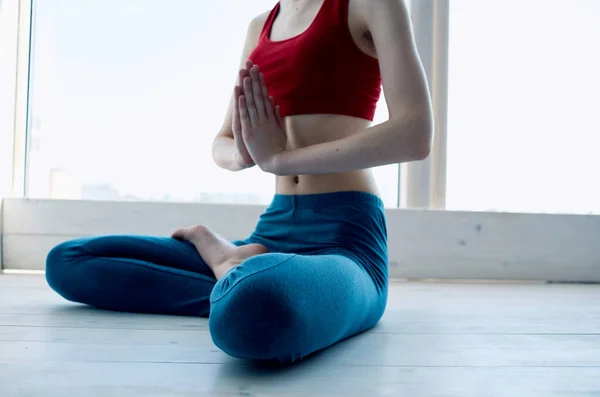 Mujer Haciendo Yoga Posición Loto — Foto de Stock