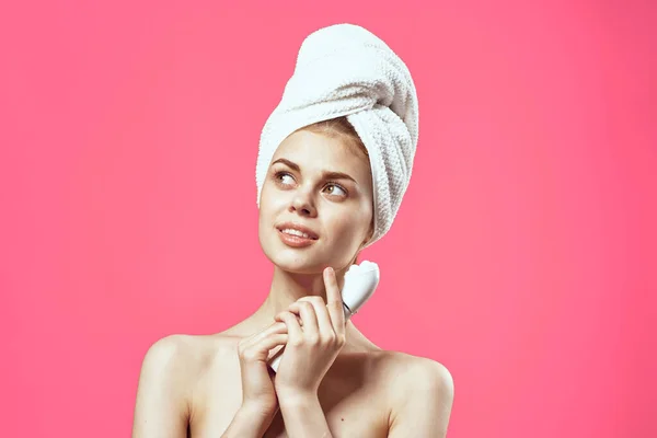 Vacker Kvinna Med Nakna Axlar Håller Huden Massager Närbild Högkvalitativt — Stockfoto