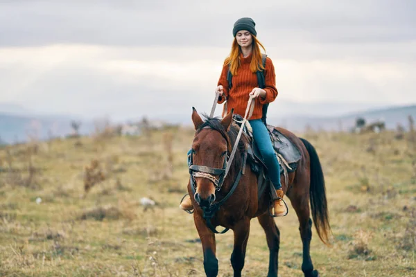 Mulher Caminhante Monta Cavalo Natureza Nas Montanhas Foto Alta Qualidade — Fotografia de Stock