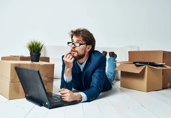 Adamı Ofiste Dizüstü Bilgisayarın Önünde Yatıyor — Stok fotoğraf
