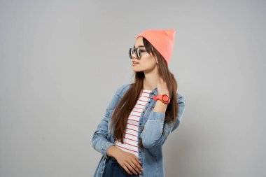 Pembe şapkalı kadın. Modern moda gri arka plan.