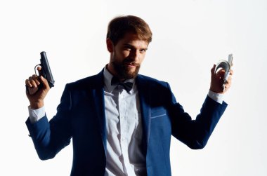 Stüdyoda dolarları olan erkek gangster. 