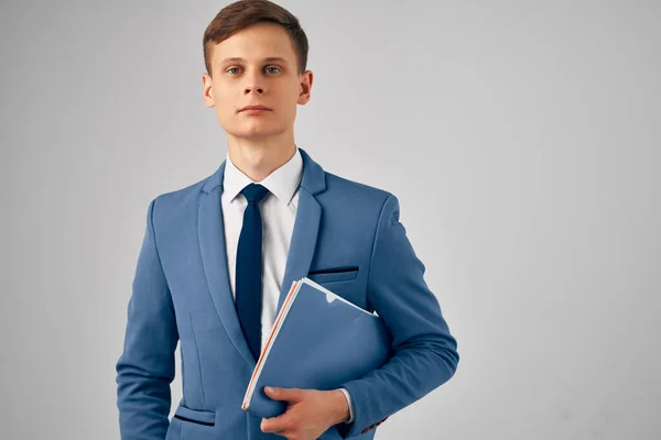 Man Kostym Med Blå Mapp Handen — Stockfoto
