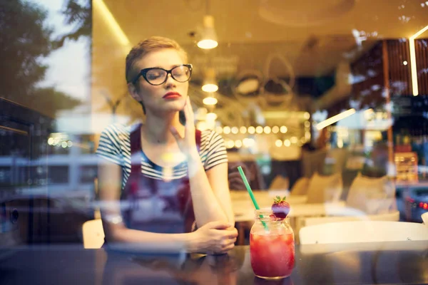Mujer con gafas sentado solo en un café cóctel ocio estilo de vida — Foto de Stock