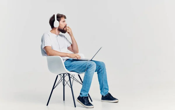 Homem Barbudo Sentado Uma Cadeira Com Laptop Fones Ouvido — Fotografia de Stock