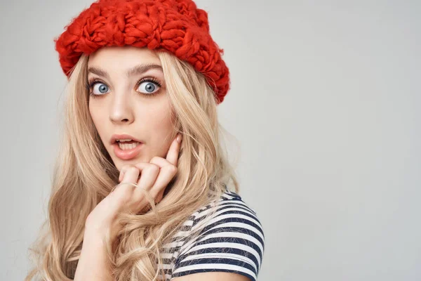 Blond hand gester makeup poserar Studio — Stockfoto