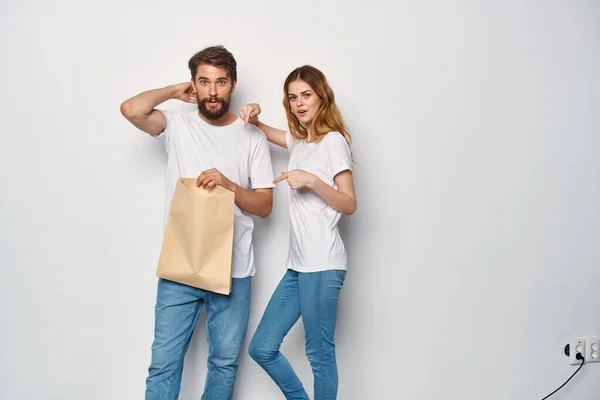 Νεαρό ζευγάρι σε λευκό t-shirts shopping lifestyle shopaholics — Φωτογραφία Αρχείου