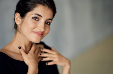 Siyah elbiseli güzel esmer 