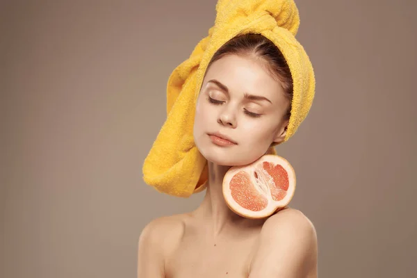 Bela Mulher Com Corpo Após Chuveiro Com Toranja — Fotografia de Stock