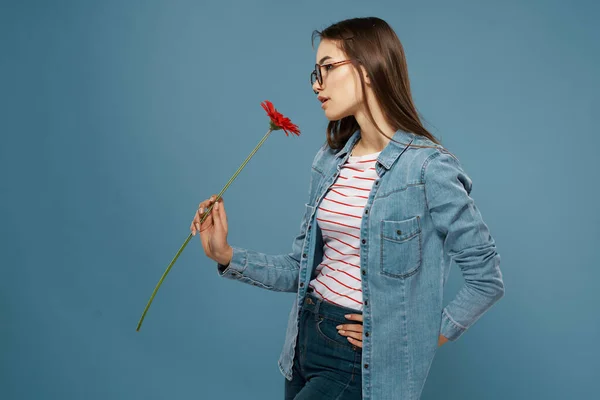 Bonita morena con gafas rojo flor denim chaqueta elegancia romance —  Fotos de Stock
