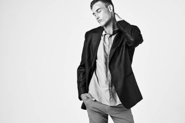 Takım elbiseli adam poz veriyor. Yüksek kalite fotoğraf