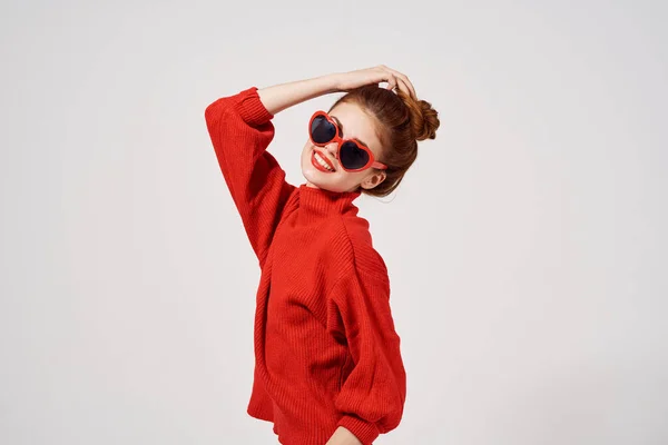 Hübsche Frau Mit Sonnenbrille Auf Hellem Hintergrund Hochwertiges Foto — Stockfoto