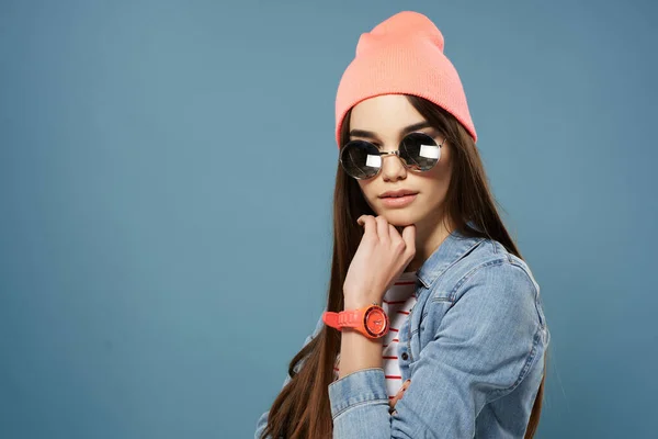 Mulher bonita na camisa jeans rosa chapéu óculos moda posando — Fotografia de Stock