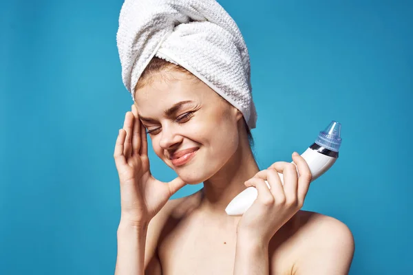 Kvinna Med Bara Axlar Med Handduk Huvudet Massager Handen — Stockfoto