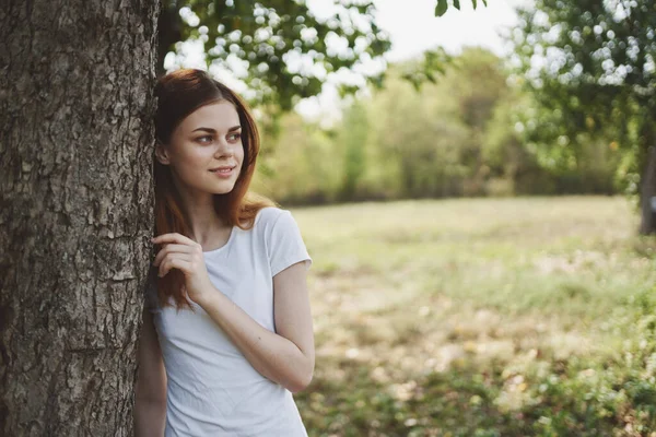 Hezká Žena Poblíž Stromu Pózuje Kvalitní Fotografie — Stock fotografie