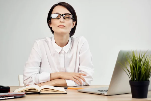 Femme d'affaires en chemise blanche est assis à la table de travail assistante professionnelle de la technologie de bureau — Photo