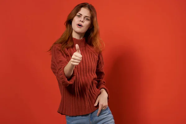 スタジオの赤いセーターの女性 高品質の写真 — ストック写真