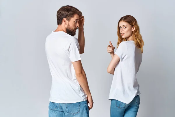 Homem e mulher abraçando em t-shirts brancas mockup back view — Fotografia de Stock