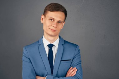 Kendine güveni olan takım elbiseli bir iş adamı.