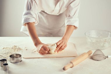 Aşçı hamuru rulo yapar pasta şefi diy un