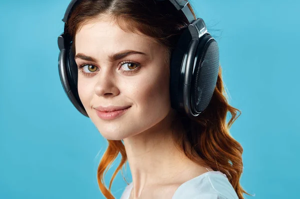 Cheerful girl in a white t-shirt wearing headphones joystick technology game — Stock Photo, Image