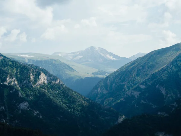 산의 자연 풍경은 구름을 자유롭게 이동 한다 — 스톡 사진