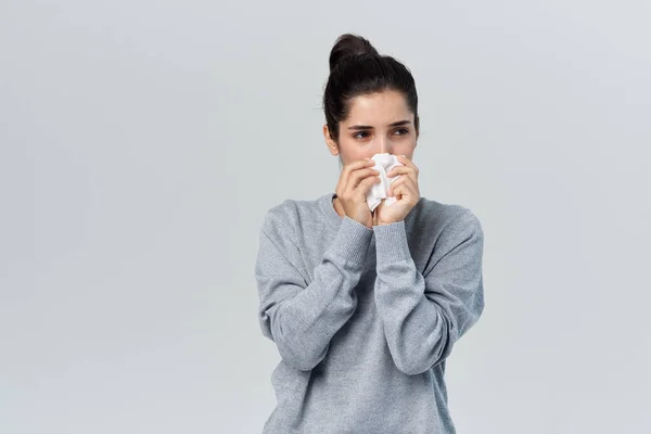 Mulher com lenço corrimento nariz infecção fria — Fotografia de Stock