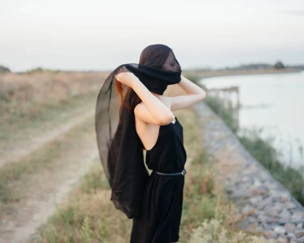 Kvinna i svart slöja utomhus resor mode frisk luft — Stockfoto