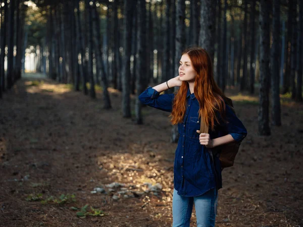 Rudovlasá žena s batohem na přírodě v lesním stylu cestování — Stock fotografie