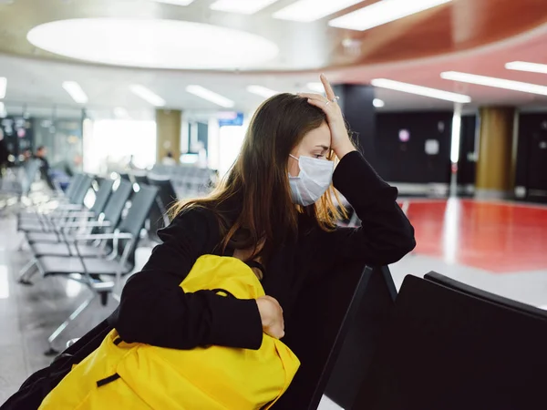 Mujer cansada sentada en el aeropuerto mochila amarilla vista lateral — Foto de Stock