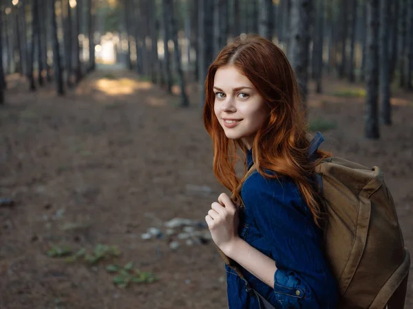 Mulher com mochila na floresta natureza liberdade andar — Fotografia de Stock