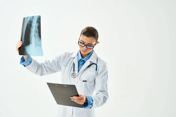 Жінка-лікар у білому пальто рентгенівські професійні дослідження — стокове фото