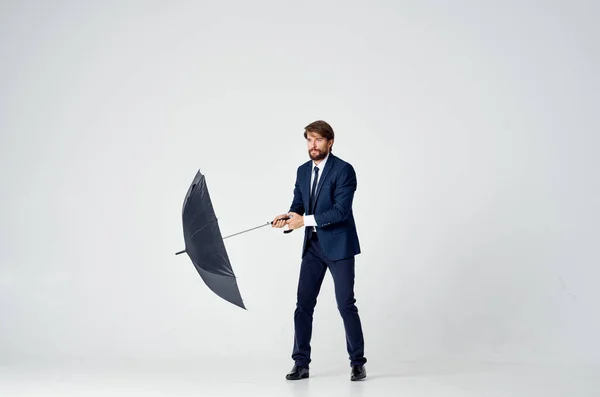 傘の雨から身を守る男 — ストック写真