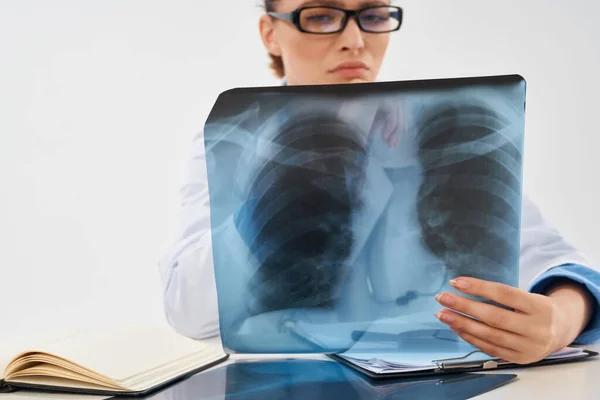 Kvinnlig läkare radiolog professionell röntgenundersökning — Stockfoto