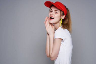 Kırmızı şapkalı neşeli kız sarı küpeli makyaj cazibesi