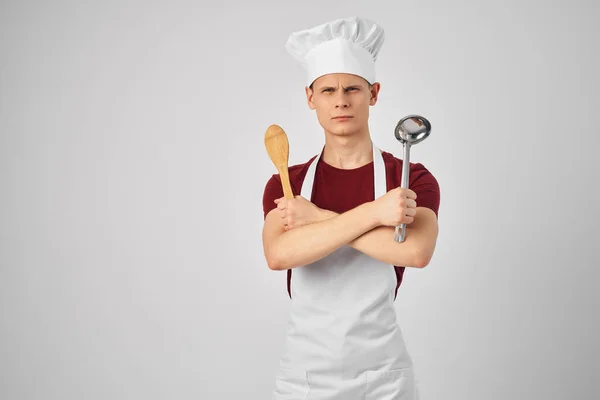 Maschio chef indossa grembiule bianco utensili da cucina cucina cibo gourmet — Foto Stock