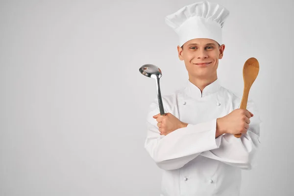 Cuocere con un mestolo e un cucchiaio di legno nelle mani lavoro in cucina — Foto Stock