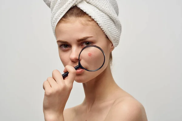 Csinos nő egy törülközővel a fejemen higiéniai kezelés — Stock Fotó