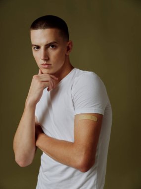 Omzunda yapıştırıcı, pasaport bağışıklık aşısı olan kafası karışmış bir adam.