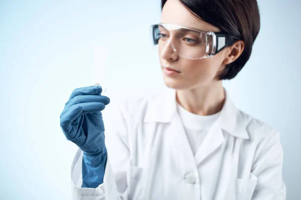 Žena laboratorní asistentka modrá rukavice výzkum technologie věda profesionál — Stock fotografie