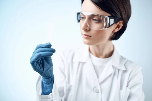 Laboratorio assistente donna guanti blu tecnologia di ricerca Scienza professionale — Foto Stock