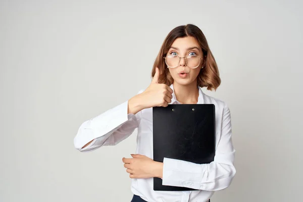 Manager donna allegro in documenti camicia bianca lavoro professionale — Foto Stock